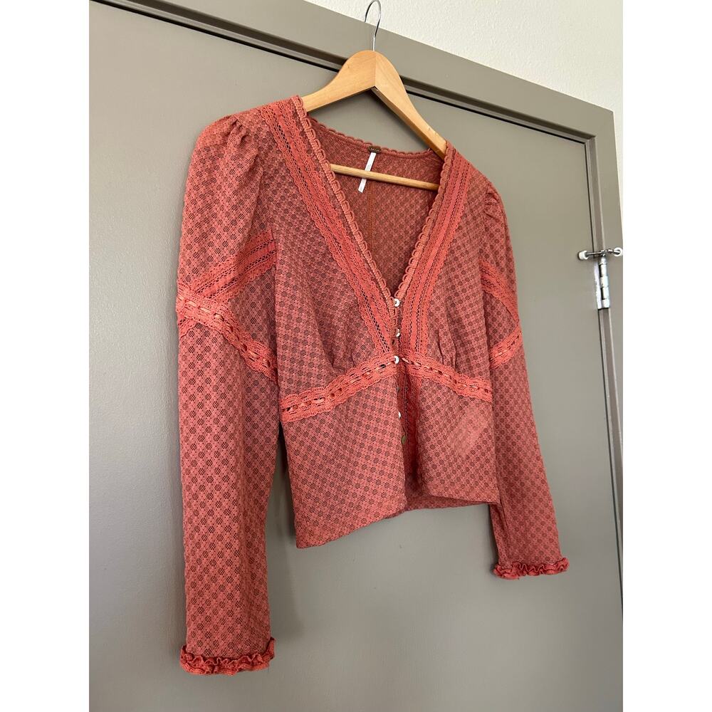 Free People Kika Top CoralPink LaceyVNeck ButtonFront Blouse Boho indie festival - Picture 2 of 16